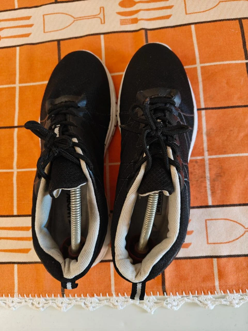 Comfortabele sneakers met een modern design – photo 5